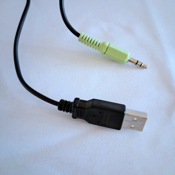 Lot of 3 Electronics: Speakers, Webcam, And DVI-A to VGA Adapter. - Picture 7 of 10